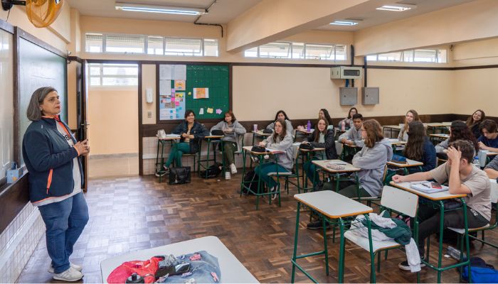  Secretaria da Educação estabelece novos critérios para uso de celular nas escolas